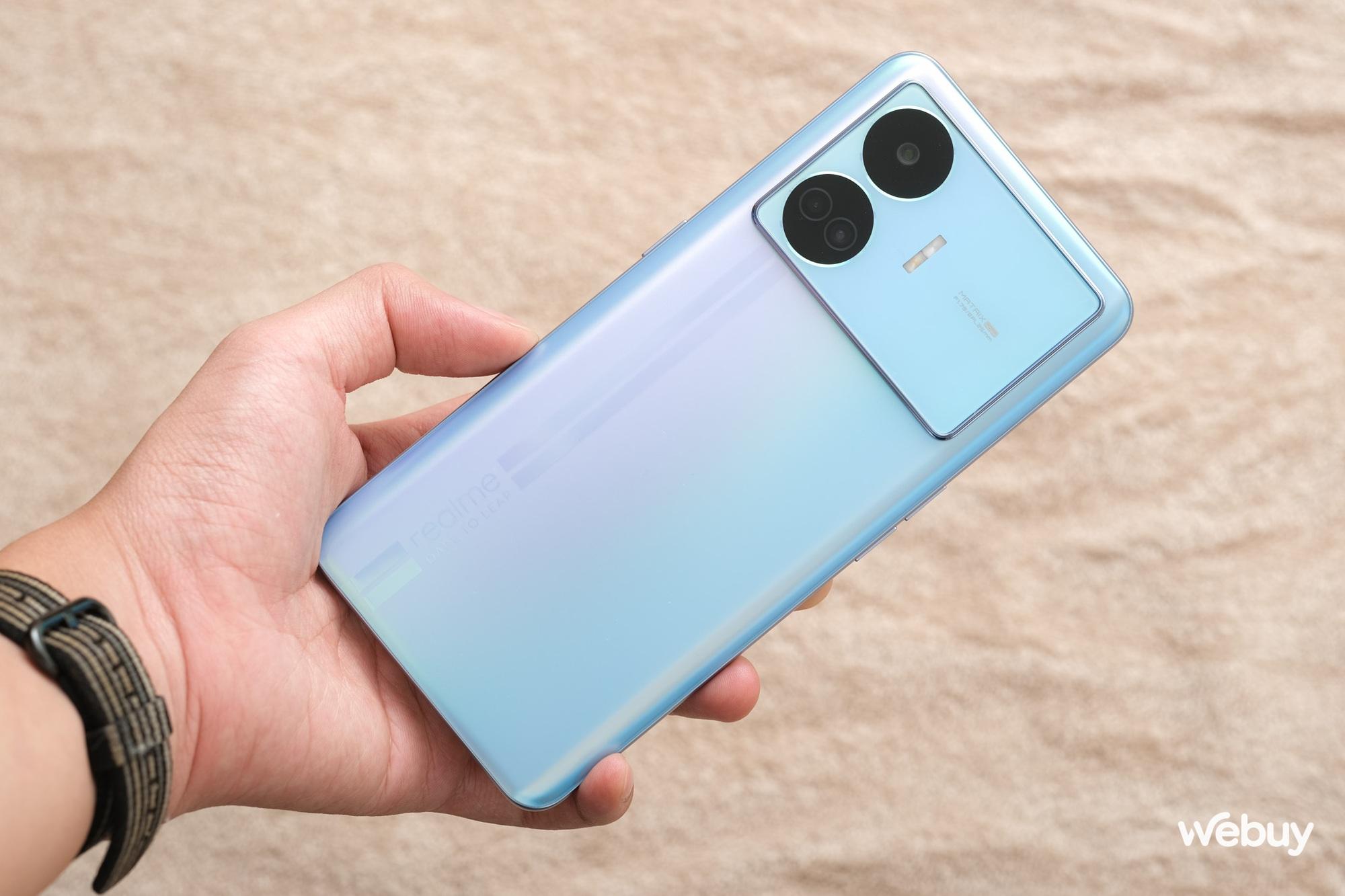 Trên tay điện thoại realme giá hơn 9 triệu nhưng có RAM 16GB, bộ nhớ 1TB, sạc 100W - Ảnh 4.