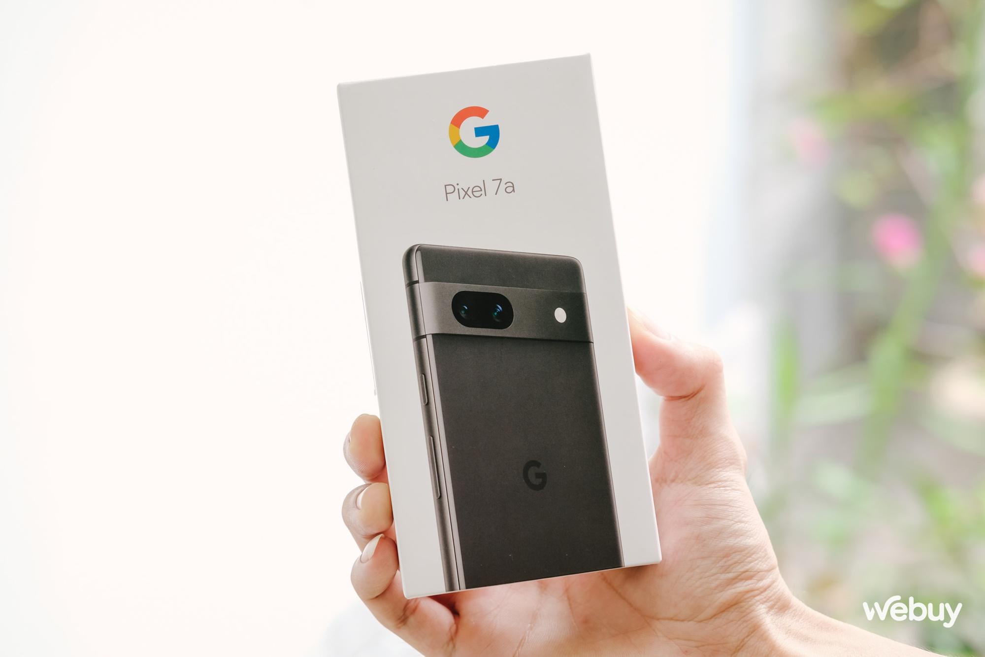 Trên tay Pixel 7a: Nâng cấp lớn không thua gì Pixel 7, giá chỉ 499 USD - Ảnh 1.