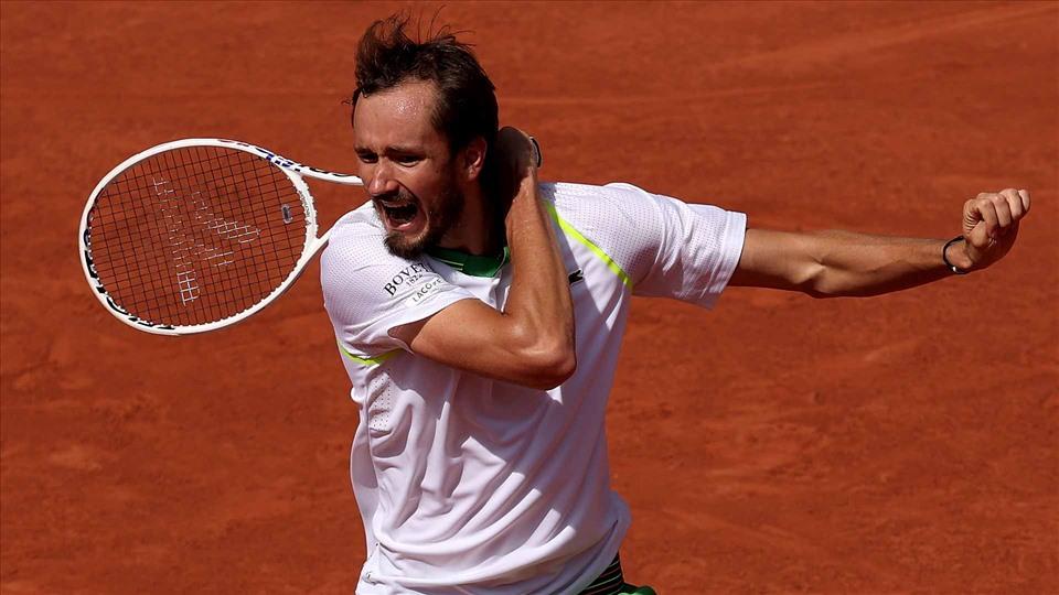 Daniil Medvedev bị loại ngay vòng 1 Roland Garros 2023