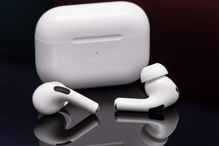 AirPods được nâng cấp phần mềm với 2 tính năng Âm thanh thích ứng và Nhận diện cuộc hội thoại - Ảnh 1.