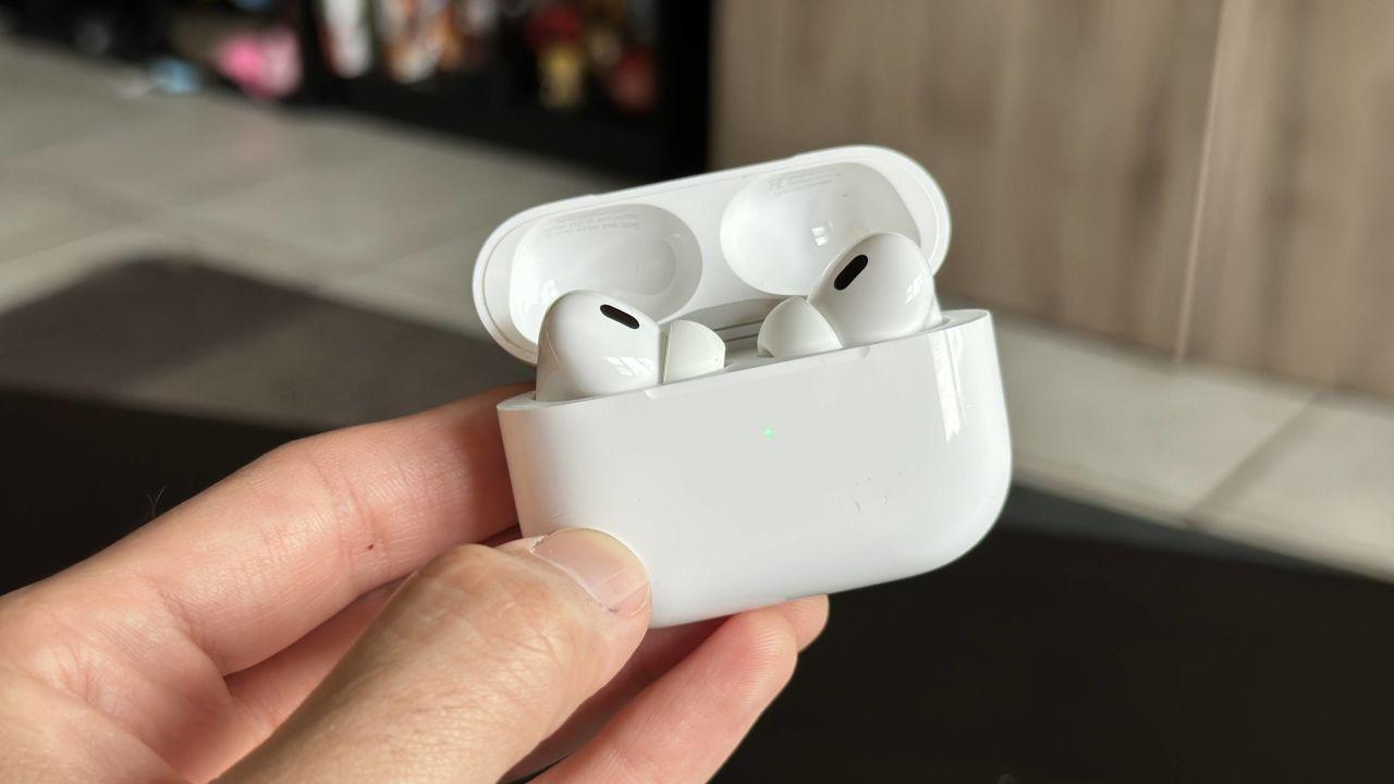 AirPods được nâng cấp phần mềm với 2 tính năng Âm thanh thích ứng và Nhận diện cuộc hội thoại - Ảnh 3.