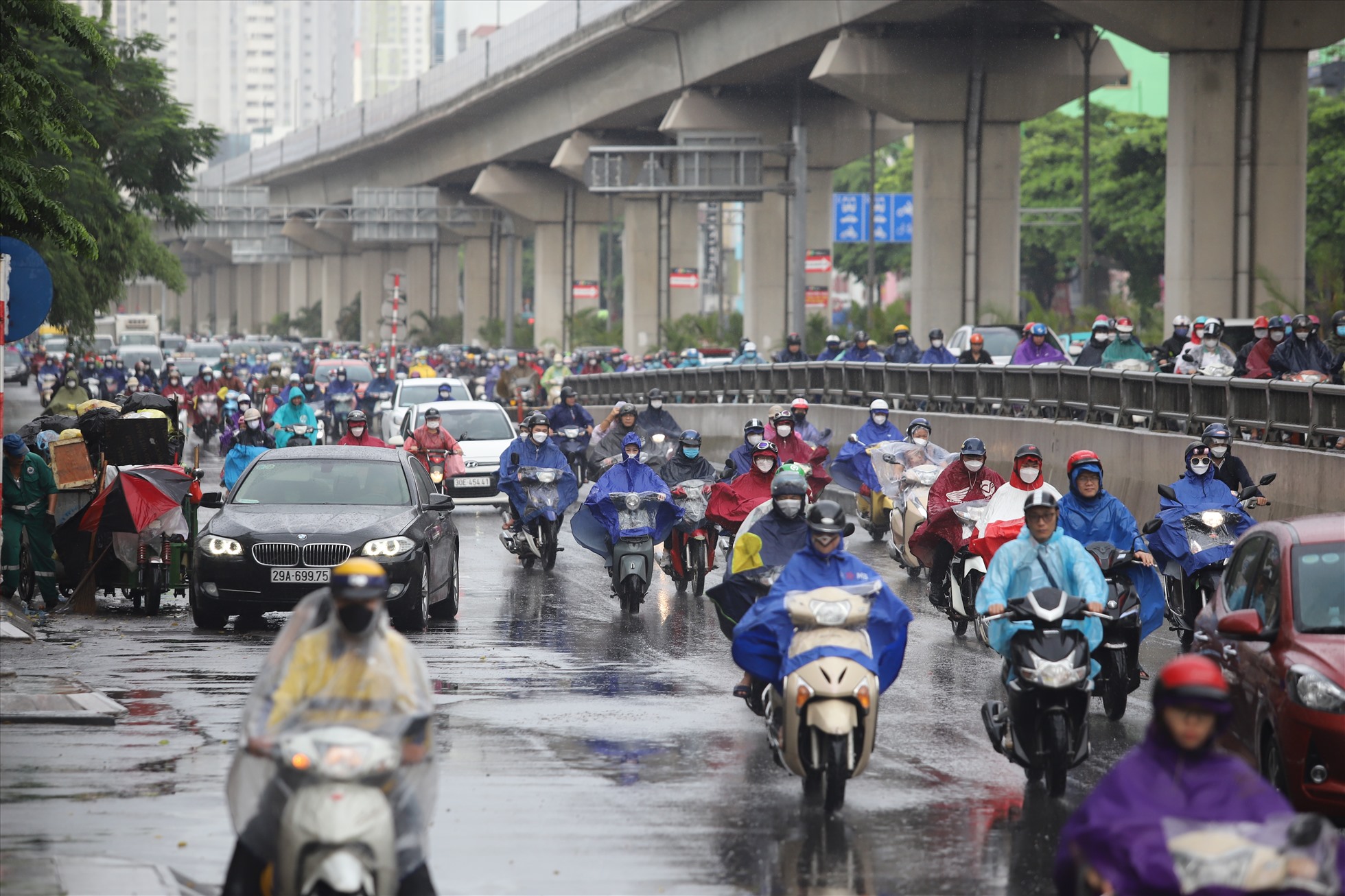 Người dân chật vật di chuyển qua đường Nguyễn Trãi. Ảnh: Vĩnh Hoàng