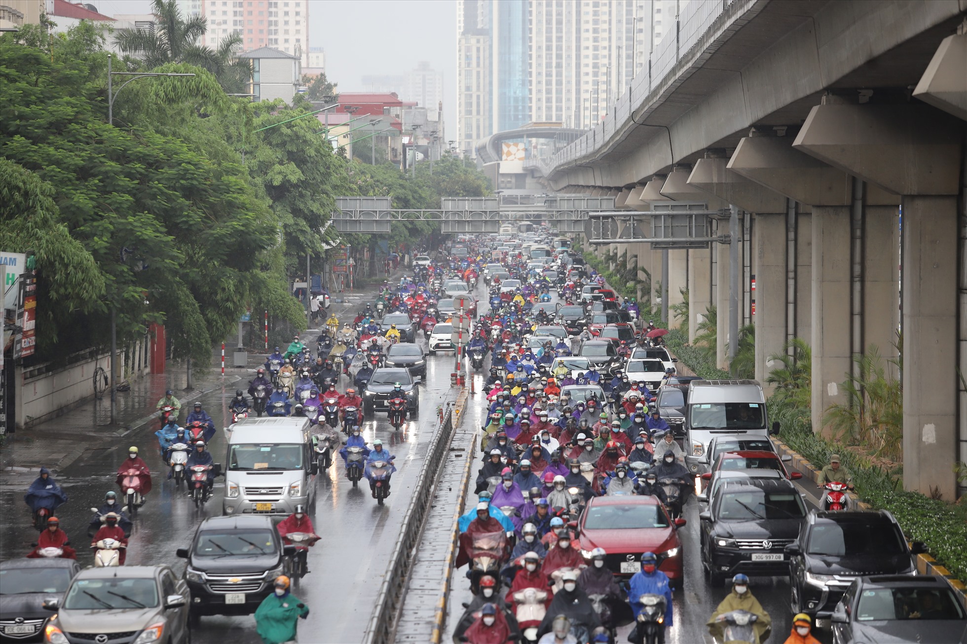 Ùn tắc kéo dài vào đầu giờ sáng. Ảnh: Vĩnh Hoàng