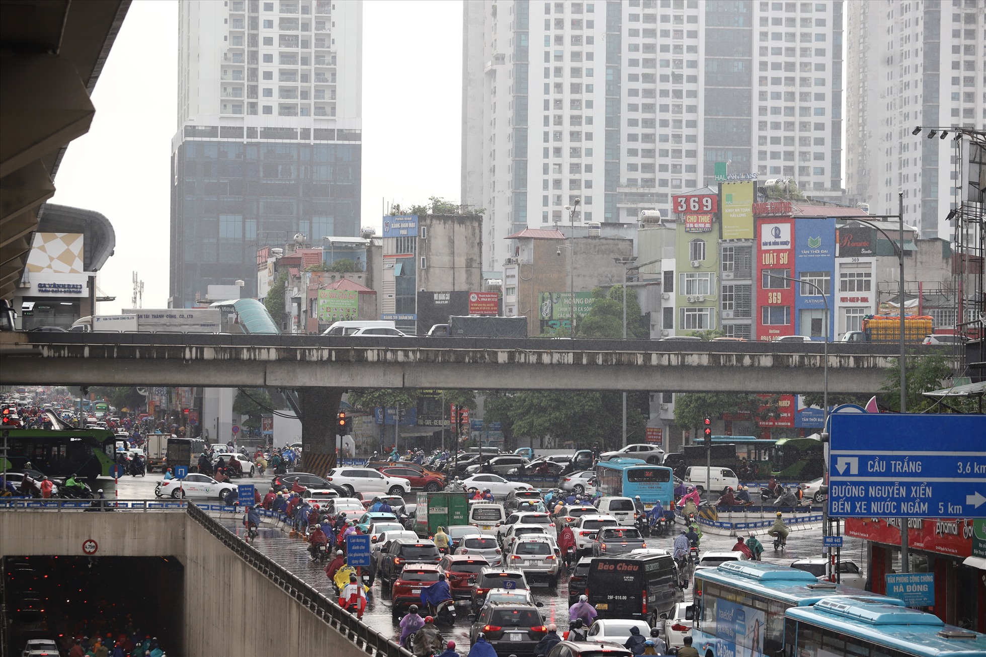 Vành đai 3 trên cao cũng không thoát cảnh ùn tắc. Ảnh: Vĩnh Hoàng