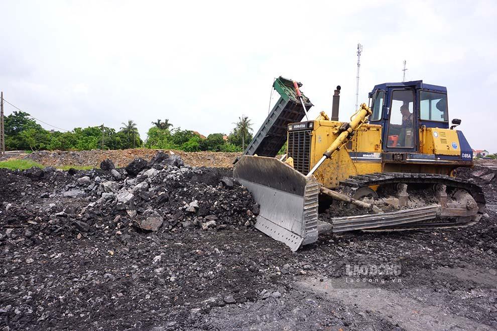 Nhiều đơn vị nhà thầu đã huy động tối đa máy móc thiết bị và nhân lực quyết tâm hoàn thành các dự án tái định cư cuối tháng 6 để đảm bảo công tác GPMB các công trình trọng điểm. Ảnh: Đoàn Hưng