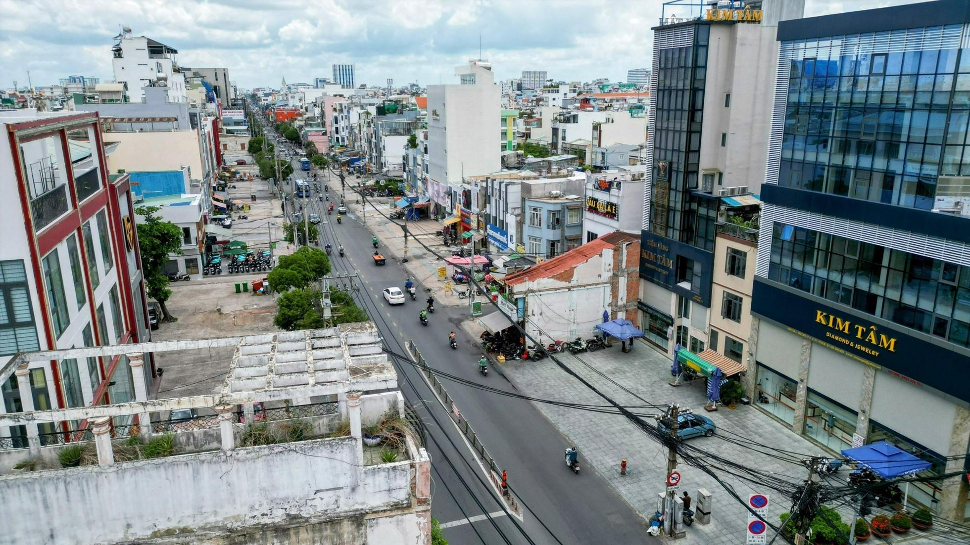 Metro số 2 đoạn qua đường Cách Mạng Tháng Tám. Ảnh: Hữu Chánh