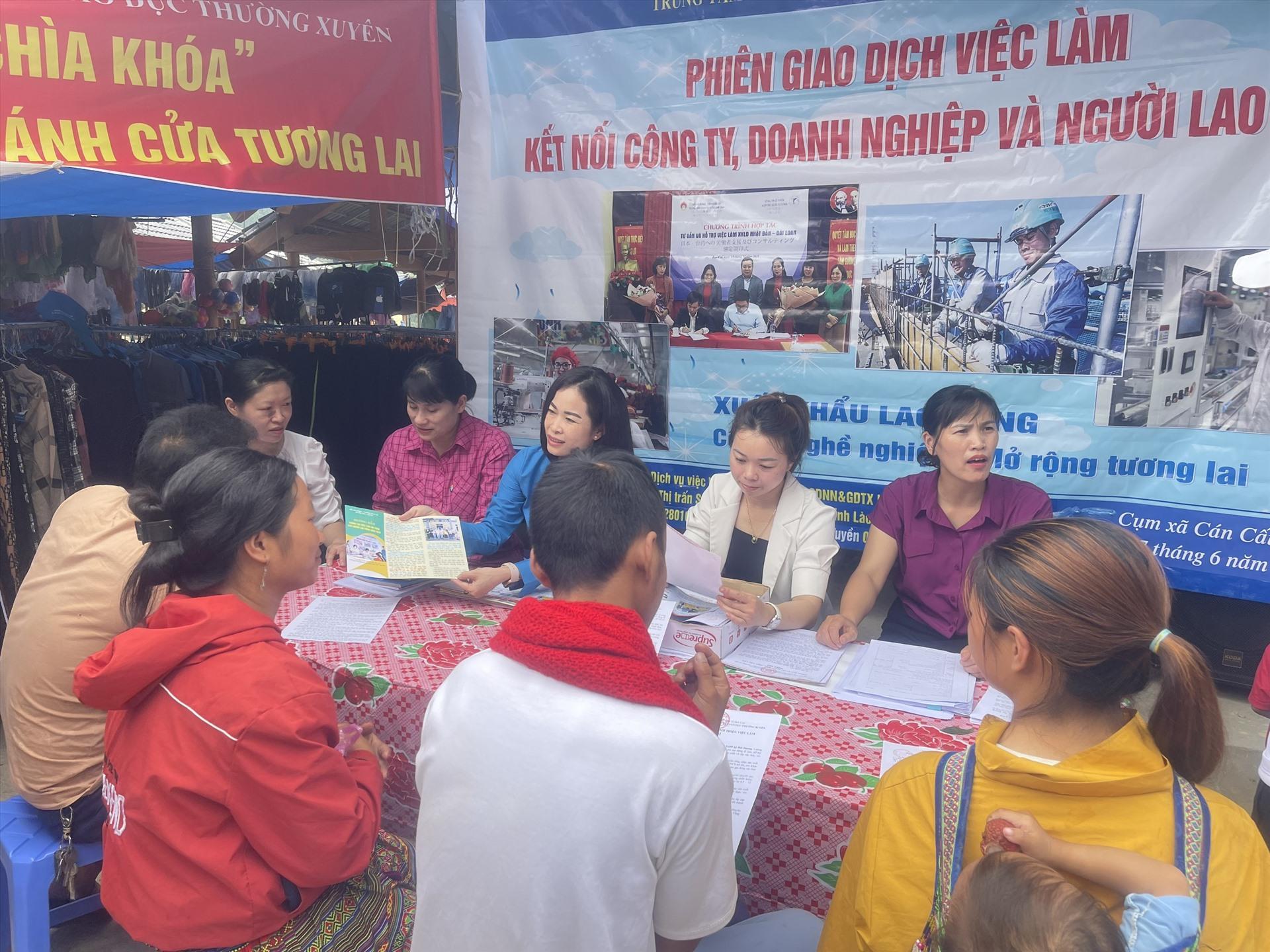 Đây là năm đầu tiên Liên đoàn Lao động tỉnh Lào Cai tham gia đã kết nối cung - cầu lao động giữa các doanh nghiệp và người lao động.