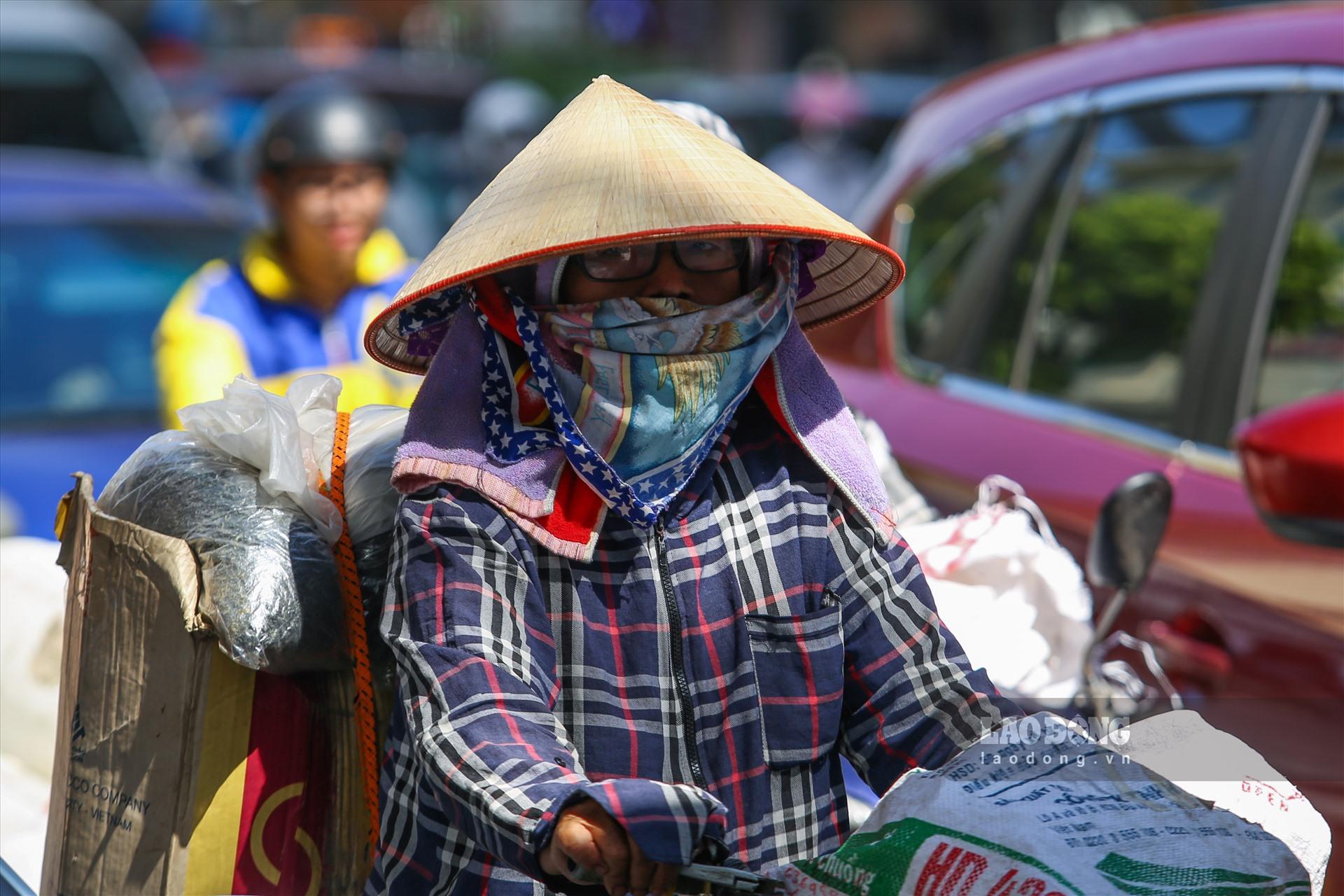 Gần giữa trưa người dân vẫn phơi mình dưới trời nắng để qua nút giao Mai Dịch.