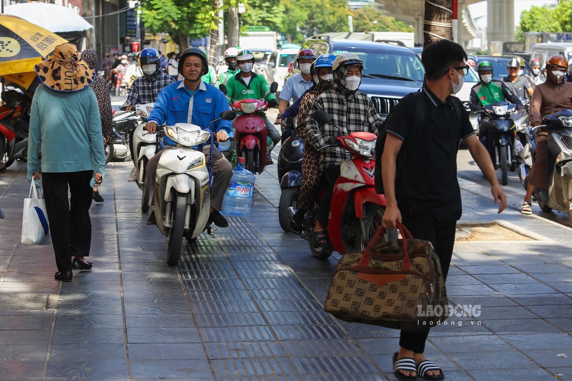 Xe máy lao lên vỉa hè để né điểm ùn tắc.