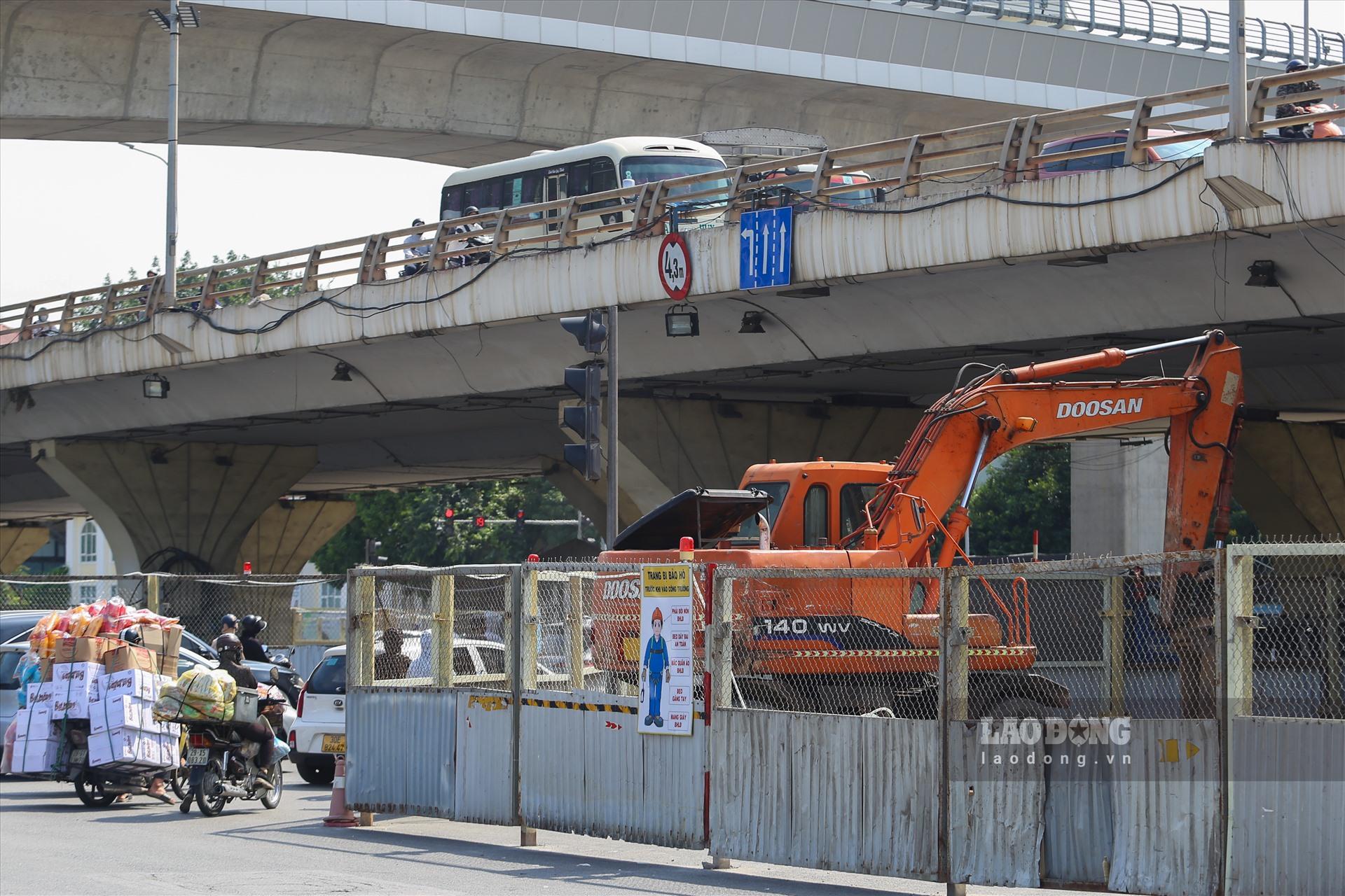 Bên trong công trường các công nhân đã bắt đầu thi công các hạng mục của dự án.