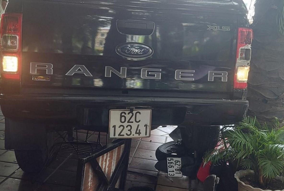 Ô tô Ford Ranger mất lái lùi thẳng vào quán cà phê, hàng chục khách chạy tán loạn