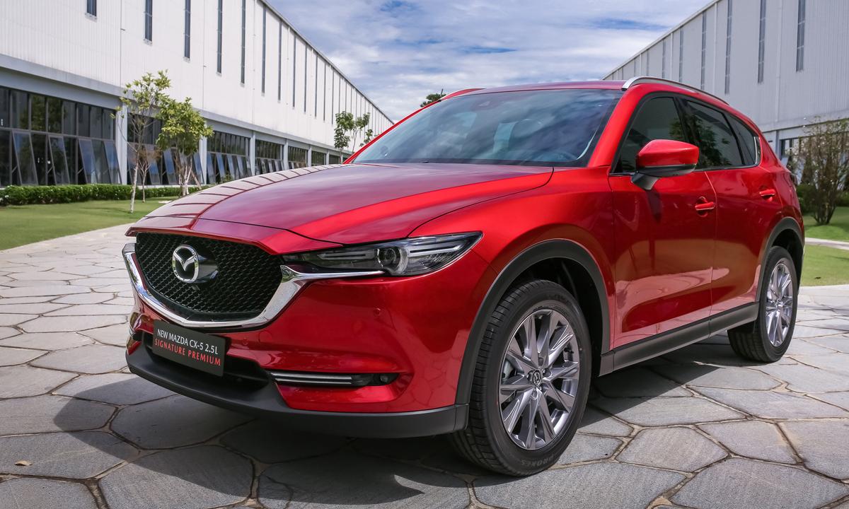 Mazda CX-5 đứng ở vị trí top 5 với doanh số đạt 1.246 xe, đồng thời tiếp tục trở thành mẫu crossover hạng C bán chạy nhất. Tháng 6 cũng là thời điểm Mazda CX-5 có những ưu đãi giảm giá sâu nhất cho khách hàng trước khi mẫu New Mazda CX-5 2023 chính thức trình làng vào đầu tháng 7. Những chính sách về giá đã giúp CX-5 đứng vững trong top xe bán chạy của tháng. Ảnh: Thaco