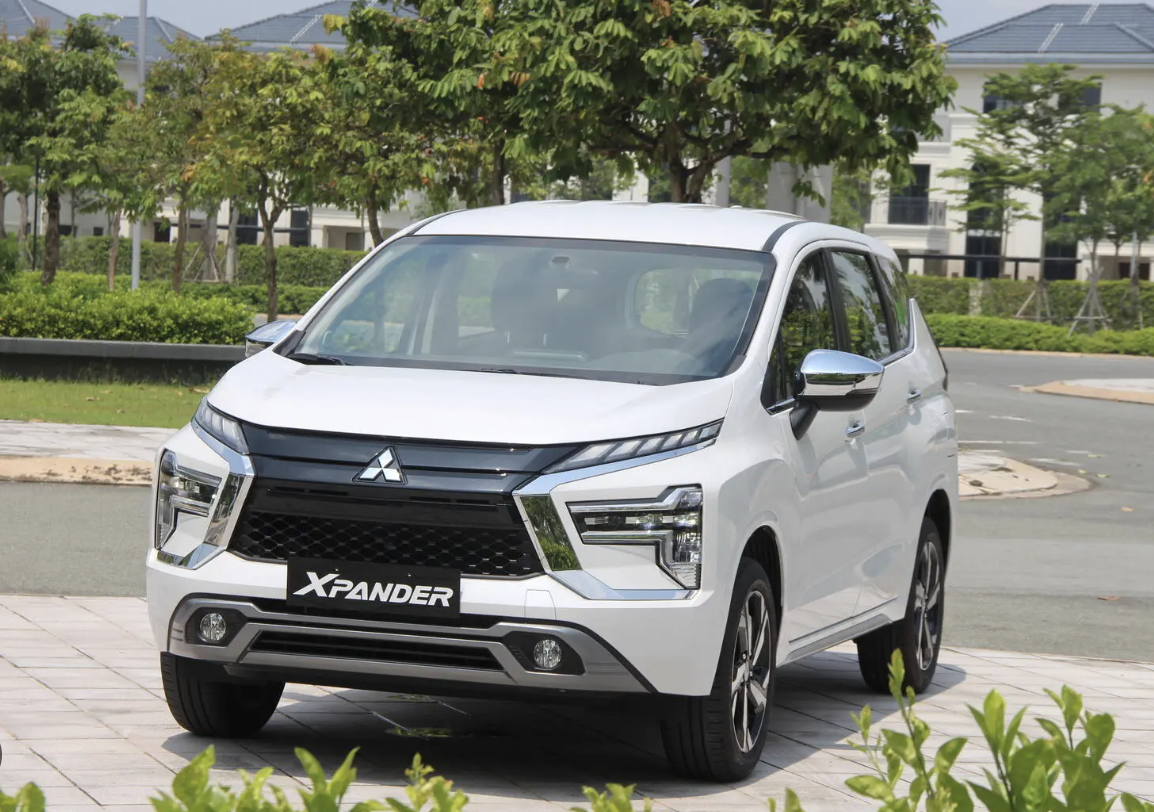 Mitsubishi Xpander đứng ở vị trí thứ 4 với doanh số đạt 1.283 xe bán ra trong tháng 6.2023. Xpander đã từng có tháng vươn lên đứng đầu toàn thị trường tuy nhiên vài tháng trở lại đây, mẫu xe duy trì doanh số ở mức hơn 1.000 xe được bán ra mỗi tháng. Mẫu xe này có phiên bản được nhập khẩu và cũng có phiên bản được lắp ráp trong nước, tuy nhiên trong thời điểm tháng 6.2023 mẫu xe này được Mitsubishi tung ưu đãi 100% phí trước bạ để kích cầu. Ảnh: Mitsubishi