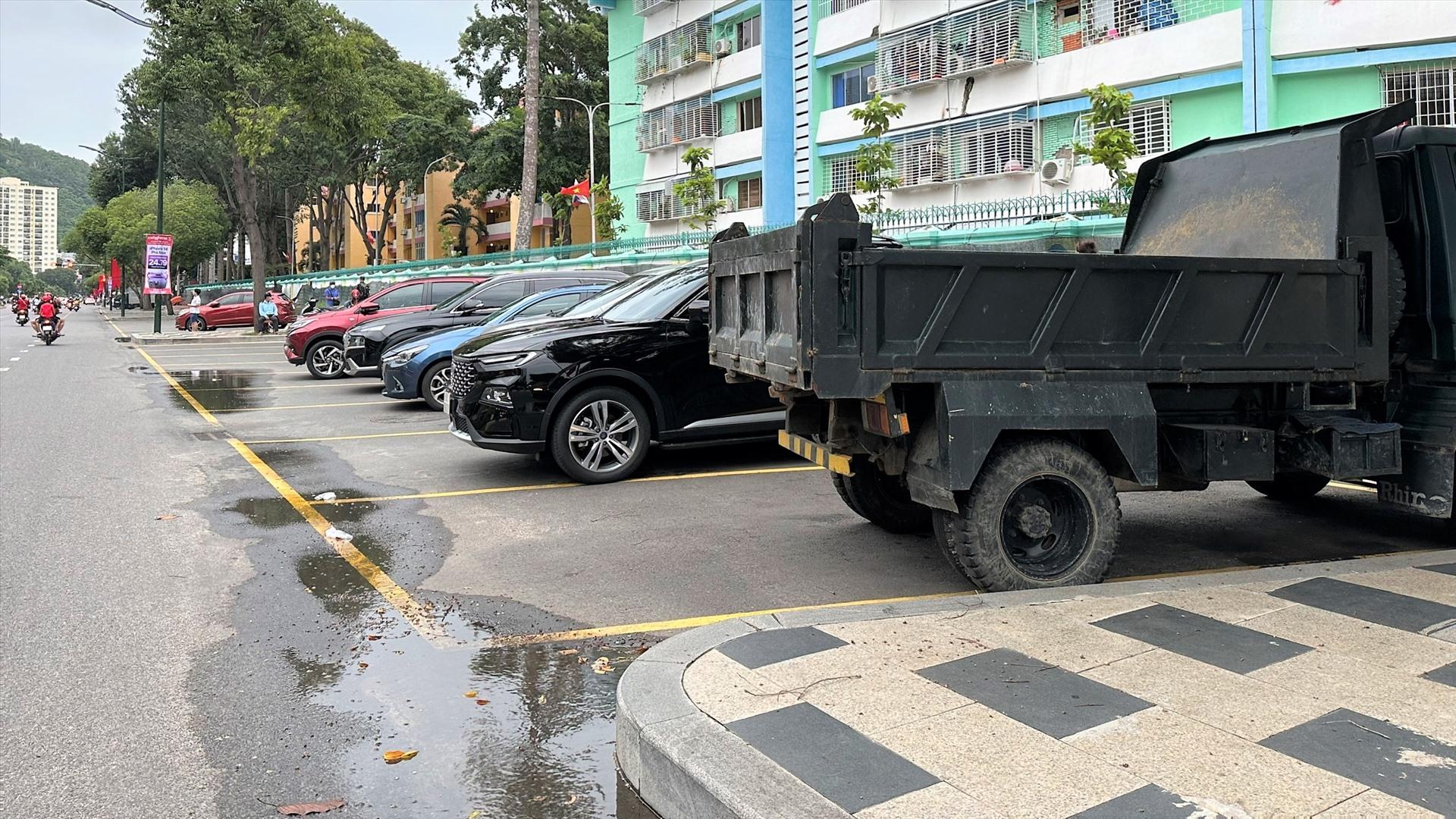 Các tuyến đường triển khai thu phí đậu xe đã trở nên ngăn nắp và gọn gàng hơn. Ảnh: Thành An