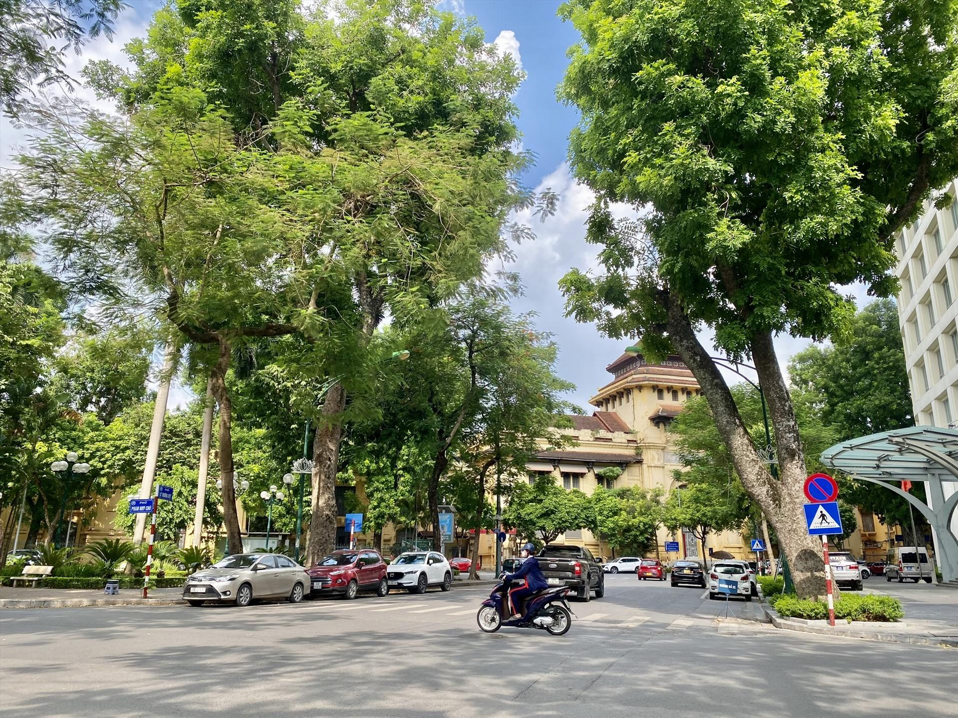 Nơi đây có hạ tầng giao thông phát triển, các làn đường rộng và vỉa hè thông thoáng sẽ tạo điều kiện thuận lợi cho người dân di chuyển dễ dàng. Ảnh: Vĩnh Hoàng