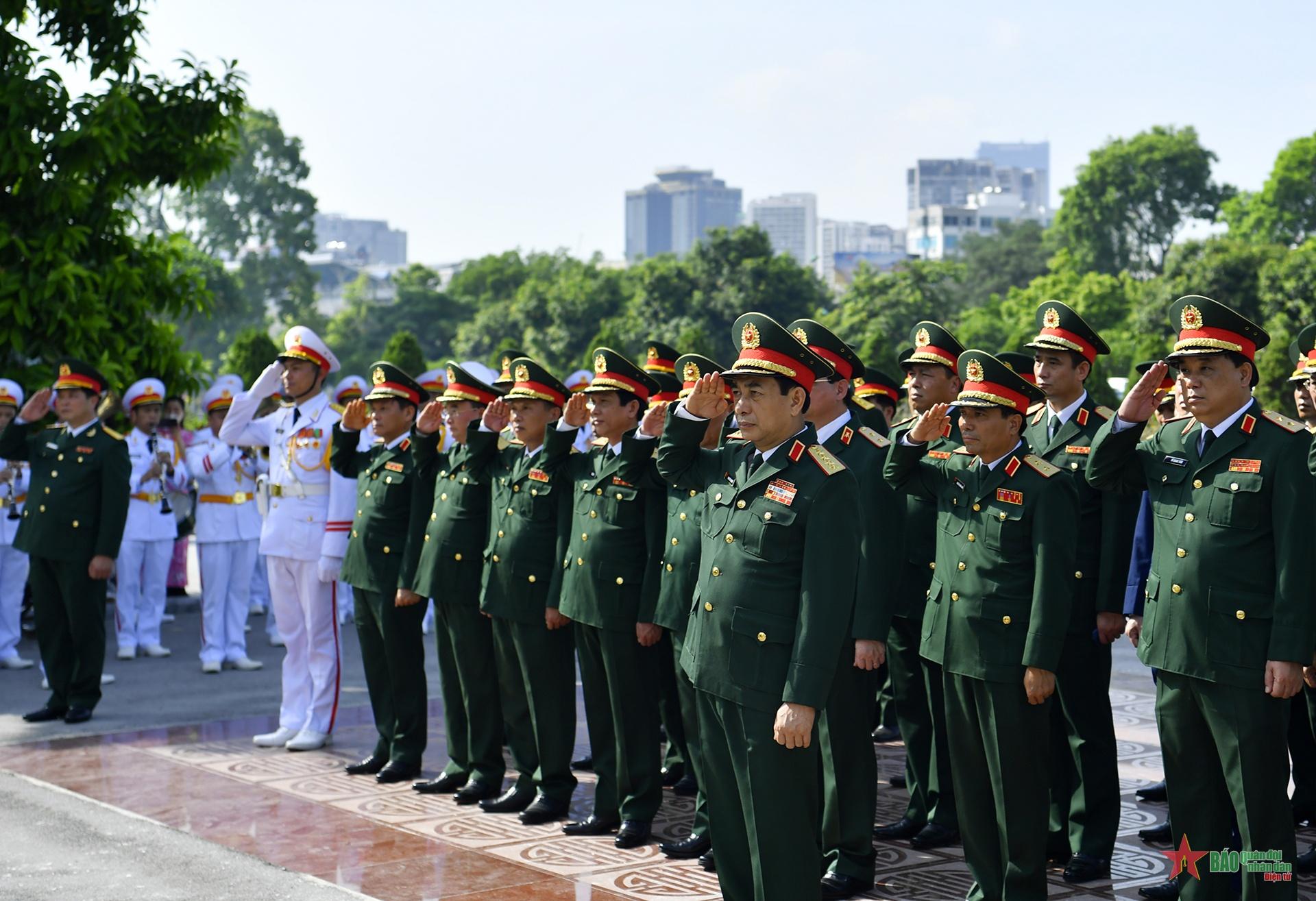 Lãnh đạo Đảng, Nhà nước vào Lăng viếng Chủ tịch Hồ Chí Minh và tưởng niệm các Anh hùng liệt sĩ