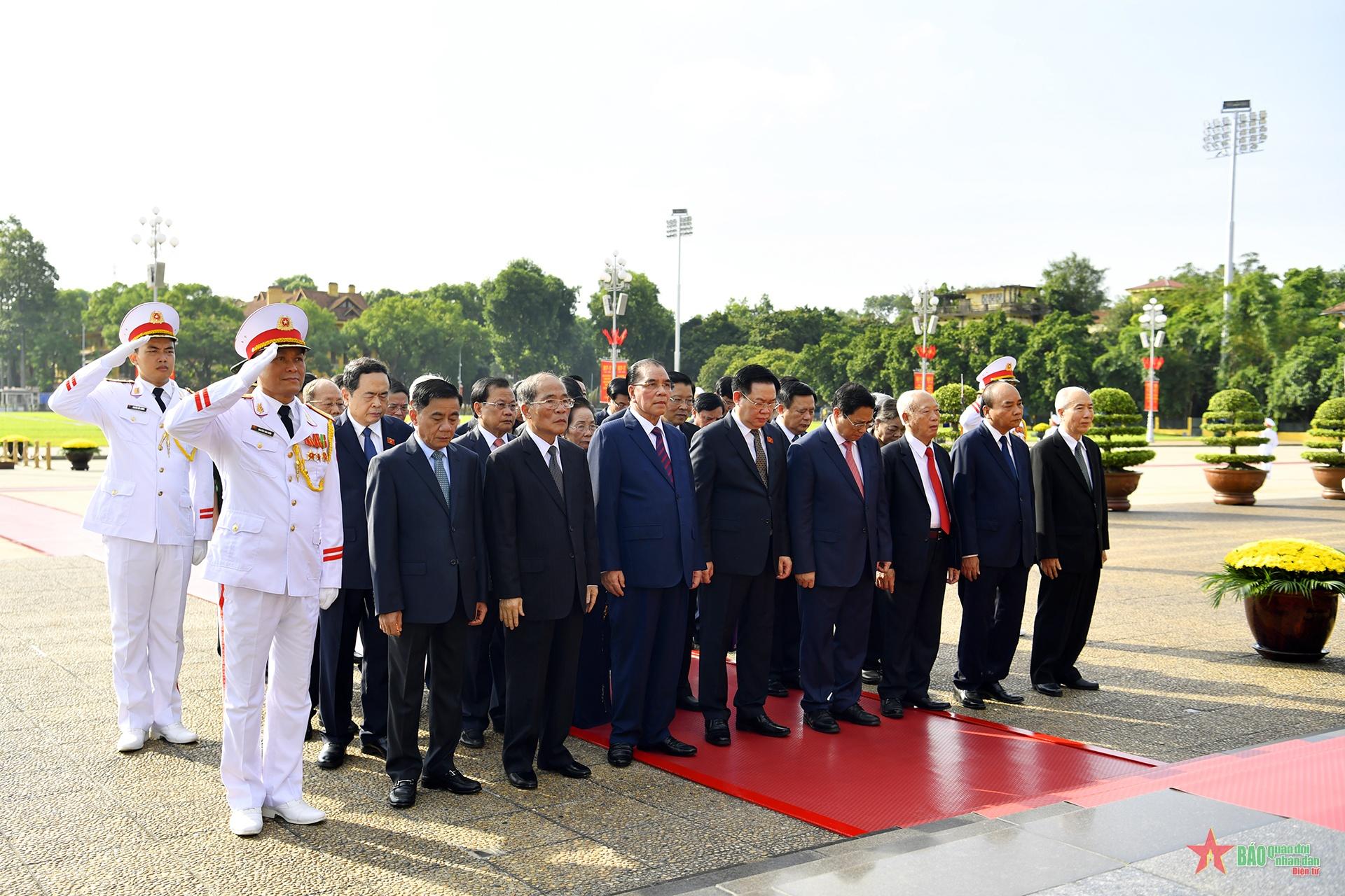 Lãnh đạo Đảng, Nhà nước vào Lăng viếng Chủ tịch Hồ Chí Minh và tưởng niệm các Anh hùng liệt sĩ