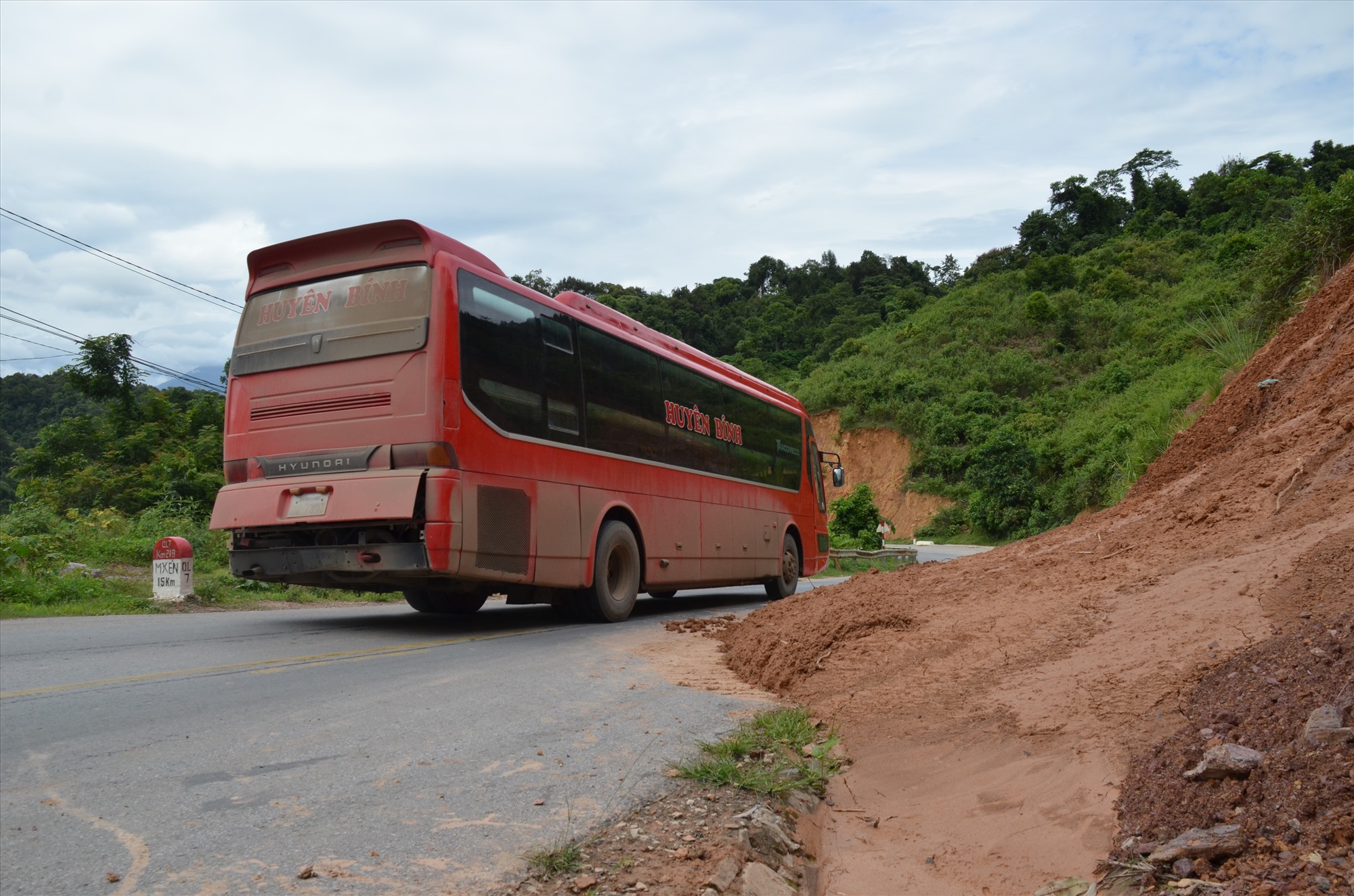 Do đất đá sạt lở chiếm hết một làn đường nên các phương tiện chỉ còn di chuyển trên làn đường còn lại.  Ảnh: hà Thủy