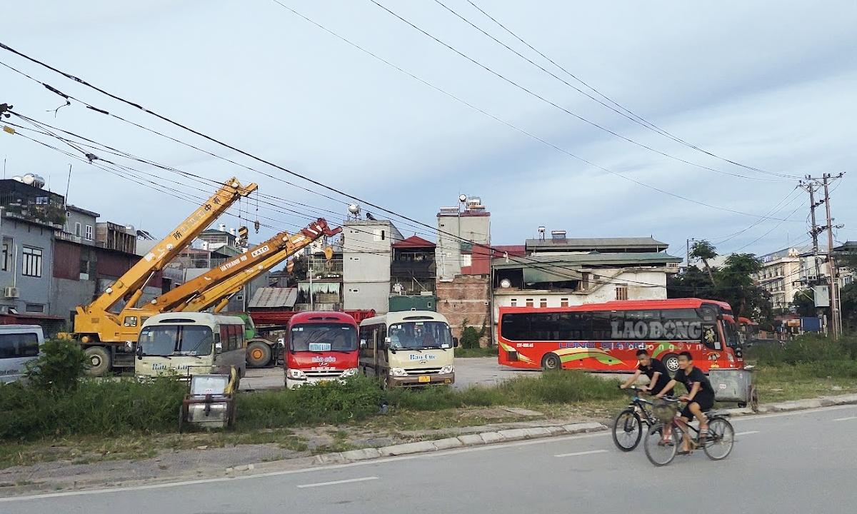 Do bị bỏ hoang nên khu đất vàng đã trở thành bãi đỗ xe tự phát.