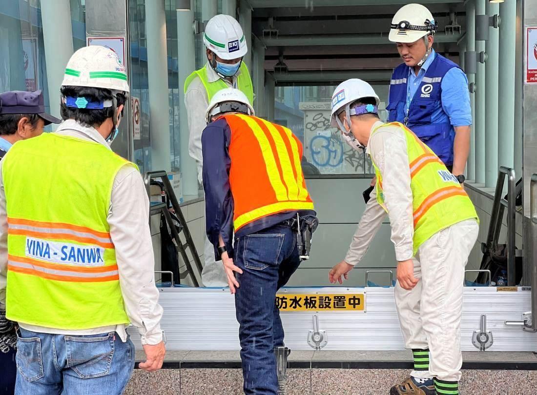 Trong lúc ngăn chăn nước xâm nhập vào nhà ga, cần tiến hành sơ tán khẩn cấp hành khách tại các tầng thấp hơn lên các tầng cao hơn và mặt đất để di chuyển đến khu vực cao hơn tại các lối thoát hiểm.