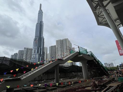 Trước đó, các thân trụ và vế thang của các cầu bộ hành tại 5 nhà ga trên cao đã hoàn thành và đã đúc xong 3 trên tổng số 86 dầm cầu bộ hành. Dự kiến, những dầm cầu đầu tiên sẽ bắt đầu tiến hành lắp đặt vào đầu tháng 11.2023. Ảnh: MAUR