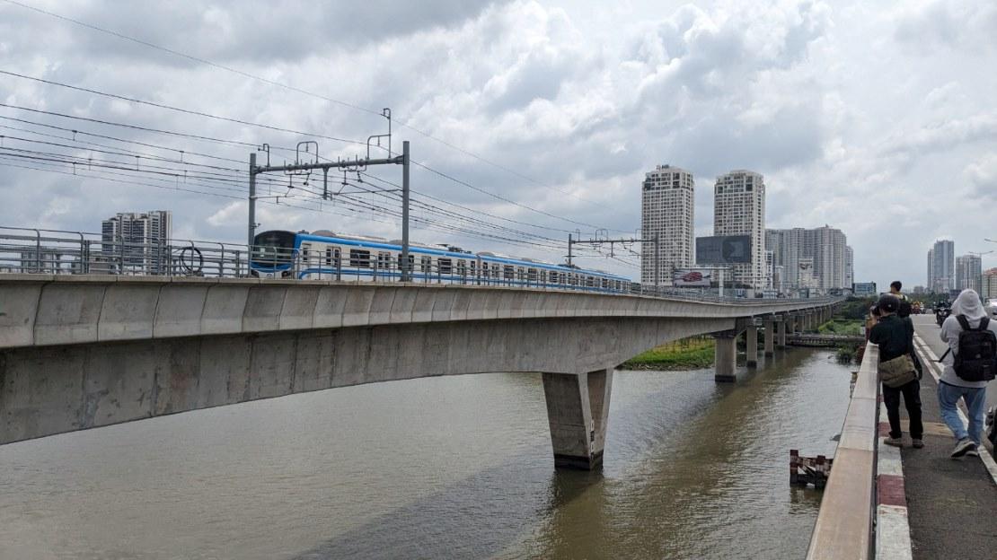 Đến nay, dự án metro số 1 đã đạt 96,25% tổng khối lượng dự án. Dự kiến sẽ hoàn thành xây dựng vào cuối năm 2023 và đưa vào khai thác thương mại trong năm 2024. Ảnh: Anh Tú