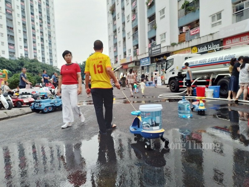 Hàng nghìn người dân khu đô thị Thanh Hà vẫn mòn mỏi chờ nước sạch