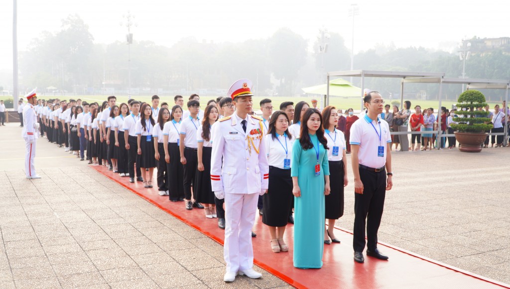 Đại biểu Hội Sinh viên Việt Nam TP Hà Nội báo công dâng Bác