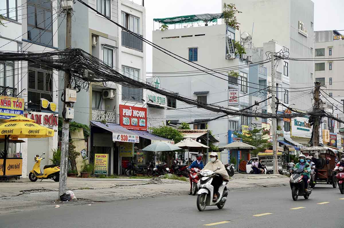 Giai đoạn 2, nhà thầu sẽ di dời tái lập ngầm vĩnh viễn công trình điện (trung và hạ thế), công trình viễn thông vào hào kỹ thuật ngầm đảm bảo phù hợp thiết kế, cảnh quan đô thị. Toàn bộ công tác di dời hạ tầng kỹ thuật mất khoảng 1,5 năm để hoàn thành.