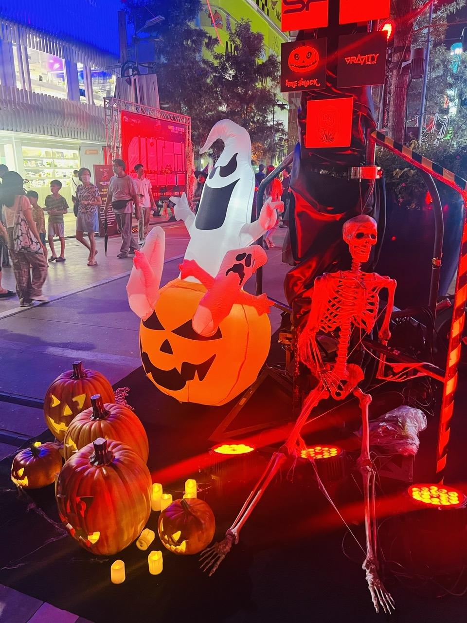 bangkok siet chat an ninh trong dip le hoi halloween, loy krathong hinh anh 1