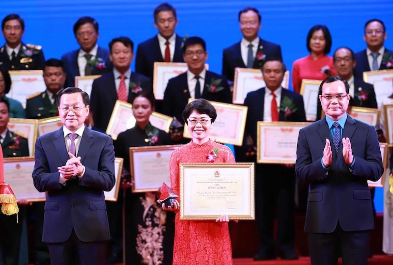 Ông Lê Minh Khái – Bí thư Trung ương Đảng, Phó Thủ tướng Chính phủ và ông Nguyễn Đình Khang – Ủy viên Trung ương Đảng, Chủ tịch Tổng Liên đoàn Lao động trao Bằng khen của Tổng Liên đoàn Lao động cho đại diện Công ty Cổ phần Xi Măng VICEM Hà Tiên. Ảnh: Hải Nguyễn