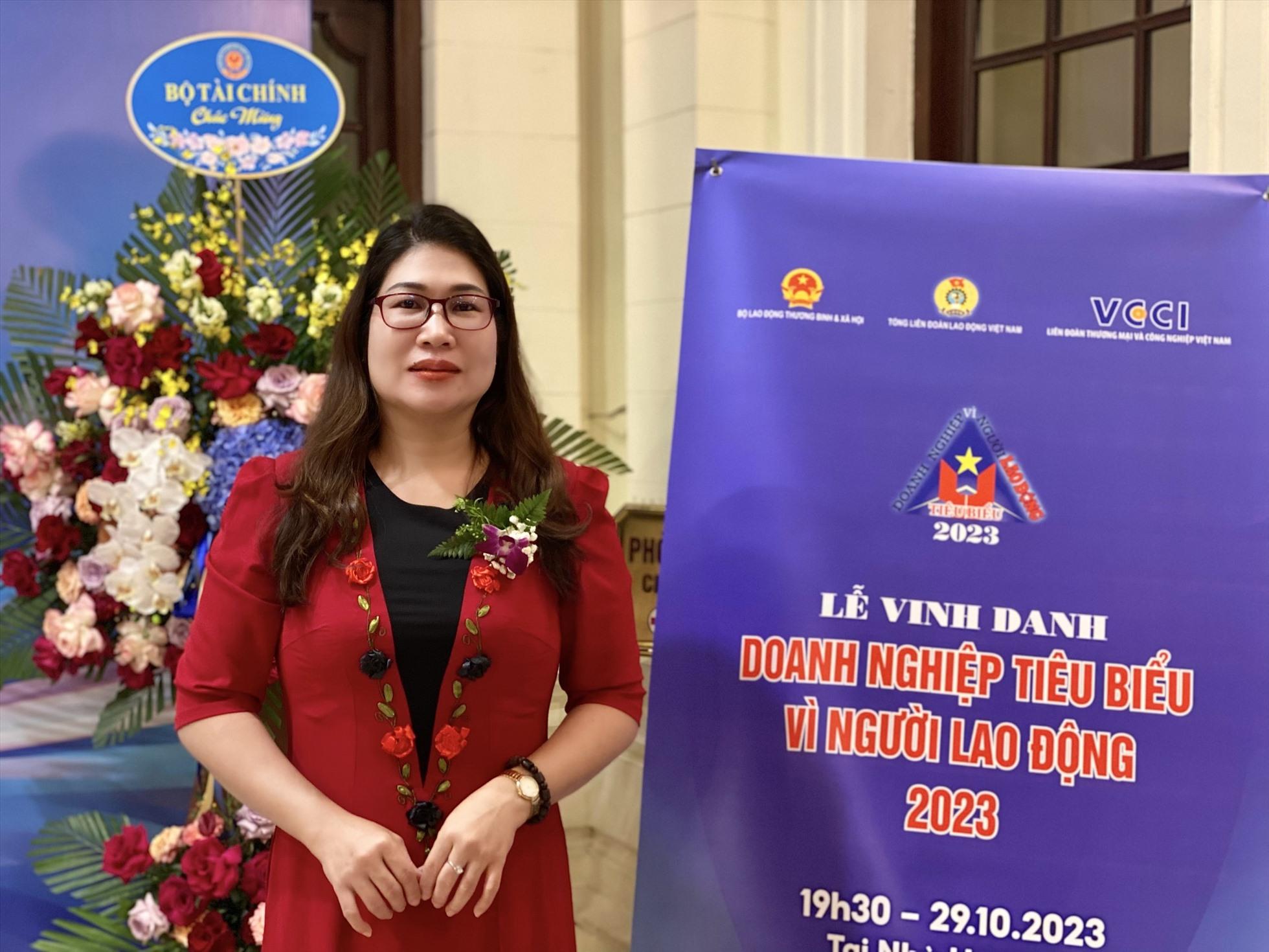 Bà Nguyễn Thị Lệ Huyền - Giám đốc công ty Cổ phần In - Phát hành sách và Thiết bị trường học Quảng Nam. Ảnh: Lương Hạnh.