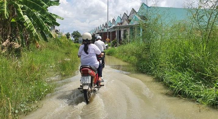 Khu nhà ở xã hội thuộc Dự ân Thiên Long, Phường 5, thành phố Bạc Liêu hơn 15 năm nay hạ tầng vẫn chưa hoàn thiện. Ảnh: Nhật Hồ