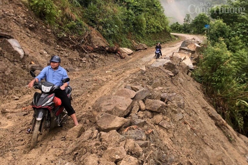 Xúc động hình ảnh thầy cô bám bản cần mẫn