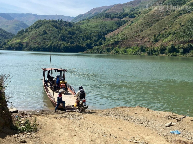 Xúc động hình ảnh thầy cô bám bản cần mẫn