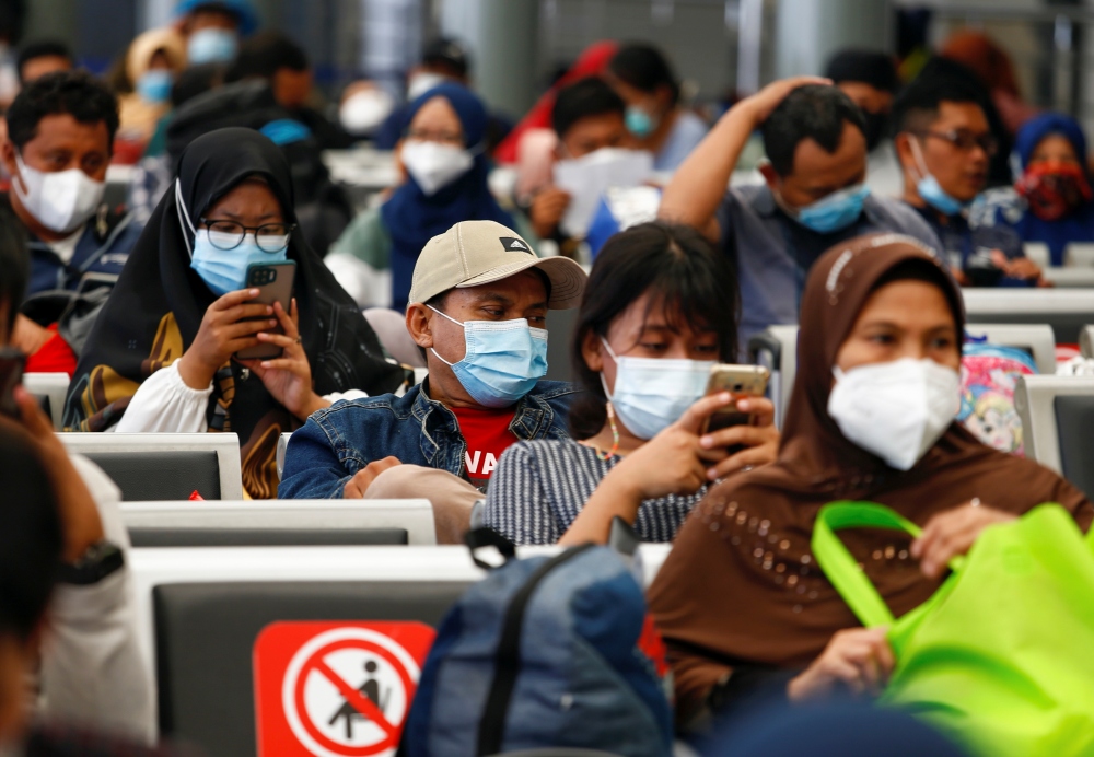 benh viem phoi bung phat o jakarta, indonesia hoi thuc nguoi dan deo khau trang hinh anh 1