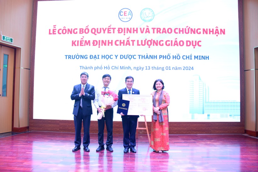 Trao Giấy chứng nhận kiểm định chất lượng cơ sở giáo dục chu kỳ 2 và hoa cho Trường Đại học Y Dược TPHCM.