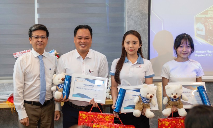 Nhà trường khen thưởng các Mentor - Mentee có thành tích nổi bật. Ảnh: HUIT