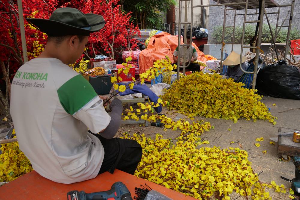 Lễ hội Tết Việt là một trong những hoạt động thường niên của Nhà văn hóa Thanh niên TPHCM. Hoạt động này được đông đảo người dân mong chờ mỗi khi năm hết Tết đến. Nơi đây cũng là địa điểm du xuân lý tưởng đầu tiên của người dân thành phố vào mỗi dịp Tết đến.