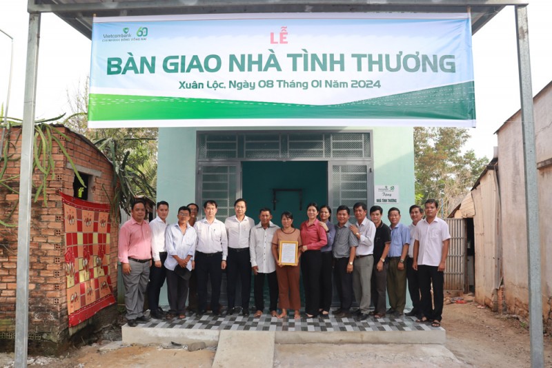 Vietcombank khánh thành nhiều ngôi nhà tặng người nghèo an cư đón Tết