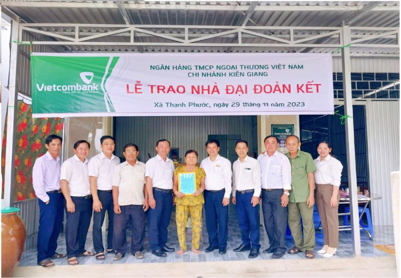 Vietcombank khánh thành nhiều ngôi nhà tặng người nghèo an cư đón Tết