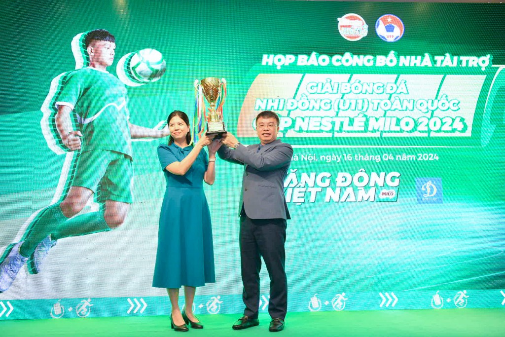 Đại diện nhà tài trợ thực hiện nghi thức trao Cup cho BTC.