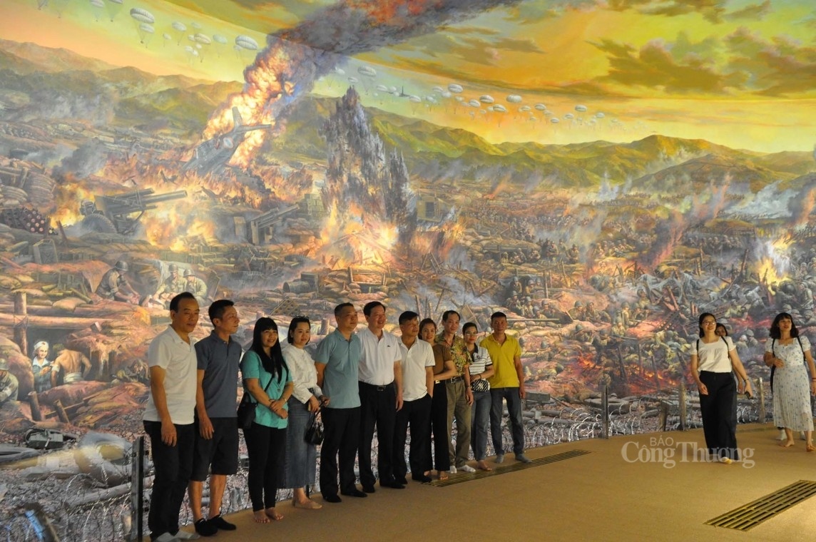 Hàng nghìn du khách ngỡ ngàng trước sự hoành tráng của bức tranh panorama về Chiến dịch Điện Biên Phủ