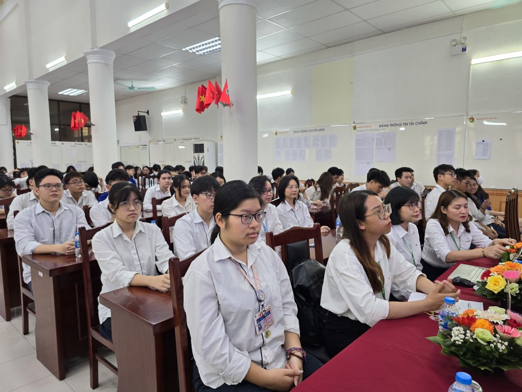 Học sinh chăm chú lắng nghe các chuyên gia chia sẻ