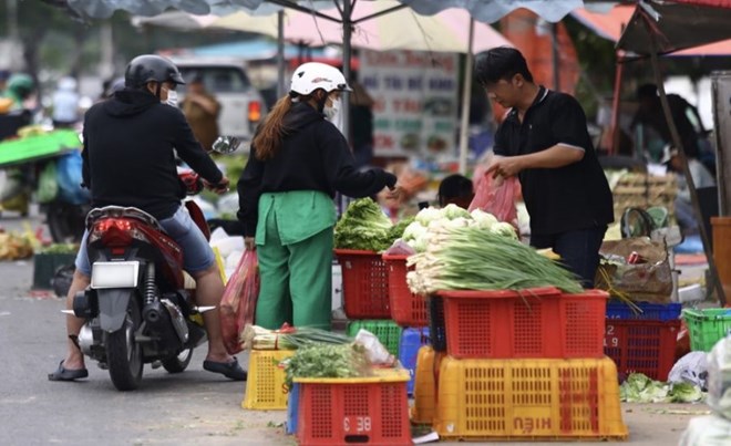 Kinh doanh bát nháo xung quanh các chợ đầu mối nhiều “không”