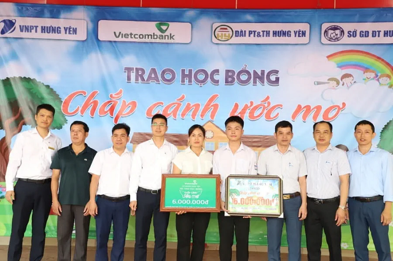 Đại diện các đơn vị tham gia chương trình trao học bổng tại trường THPT Dương Quảng Hàm chụp ảnh lưu niệm sau sự kiện cùng các em học sinh nhận học bổng  