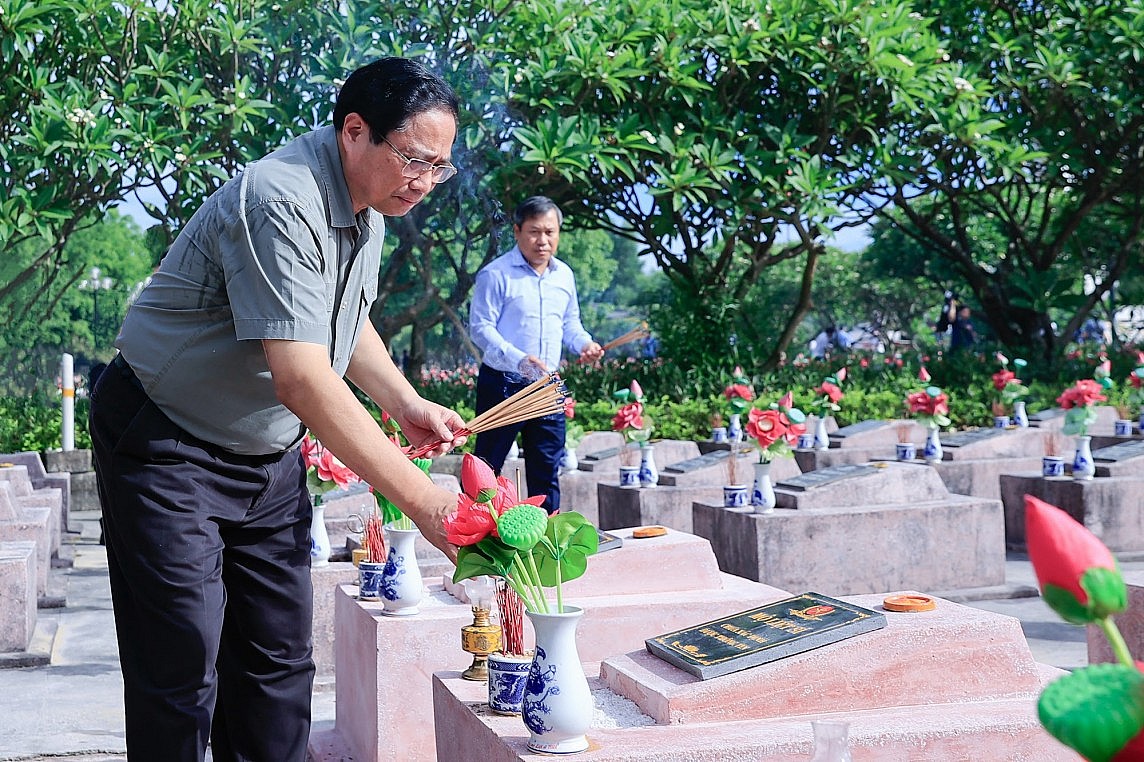 Thủ tướng Phạm Minh Chính dâng hương, viếng Đại tướng Võ Nguyên Giáp và các anh hùng, liệt sĩ