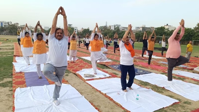 Yoga rèn luyện cả sức khỏe thể chất lẫn tinh thần. Ảnh: Hindustantimes.com