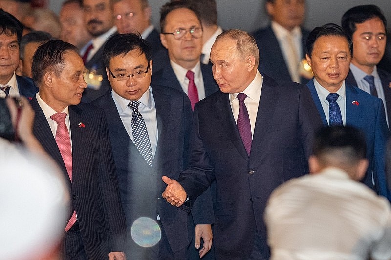 Tổng thống Vladimir Putin tới Hà Nội, bắt đầu chuyến thăm cấp Nhà nước đến Việt Nam