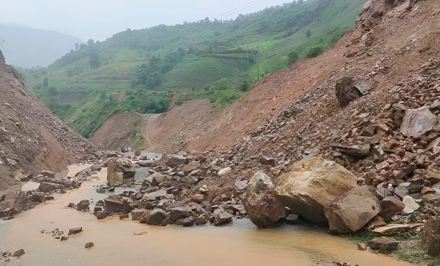 Tại Điện Biên nhiều tuyến đường giao thông bị lấp kín bởi đất đá. (Ảnh: Quang Huy)